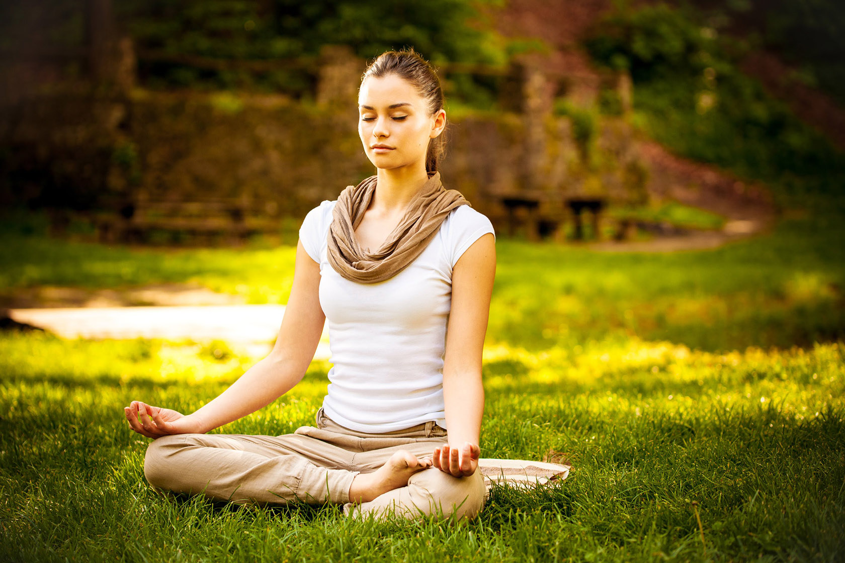 Релаксация женщин. Маха Ишвара. Девушка медитирует. Медитация. Йога медитация.